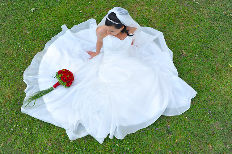 Braut mit Roten Rosenstrauss