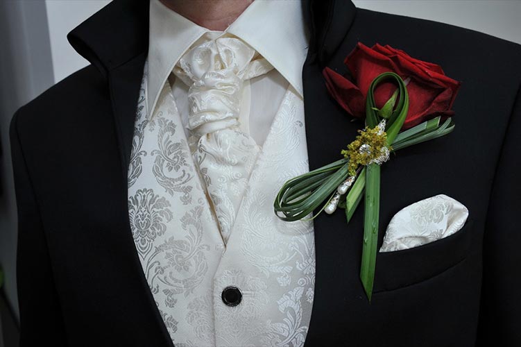 Bräutigam Anzug mit der Rose
